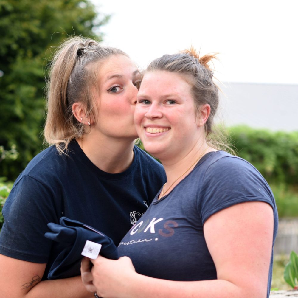 Une cavalière qui offre un t-shirt personnalisé à sa meilleure amie